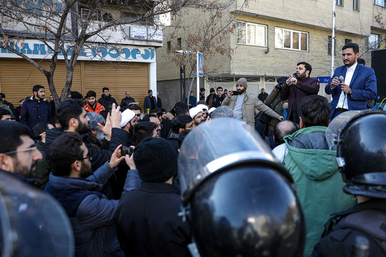 تجمع اعتراضی جمعی از دانشجویان انقلابی مقابل دفتر نمایندگی وزارت امور خارجه در مشهد