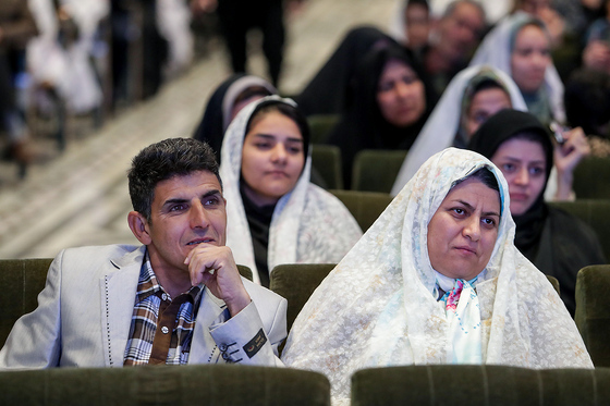 مراسم اهدای 300 سری جهیزیه به نوعروسان مشهدی در حرم رضوی‎