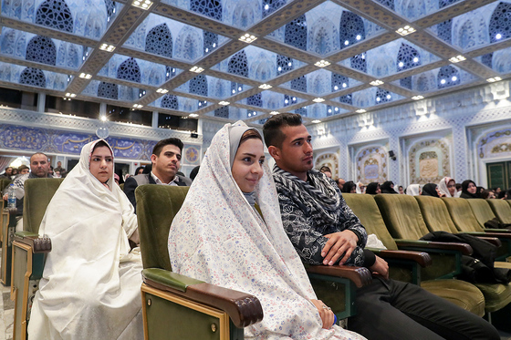 مراسم اهدای 300 سری جهیزیه به نوعروسان مشهدی در حرم رضوی‎