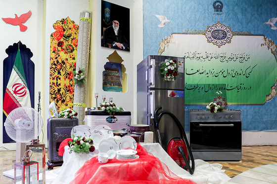 مراسم اهدای 300 سری جهیزیه به نوعروسان مشهدی در حرم رضوی‎