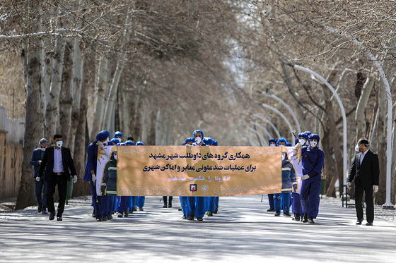 آغاز عملیات گستره ضدعفونی کردن معابر شهری توسط آتش نشانی 