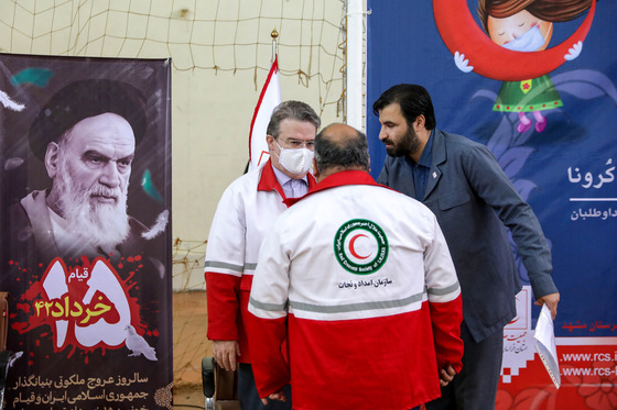 توزیع بسته های معیشتی برای بیماران خاص توسط هلال احمر