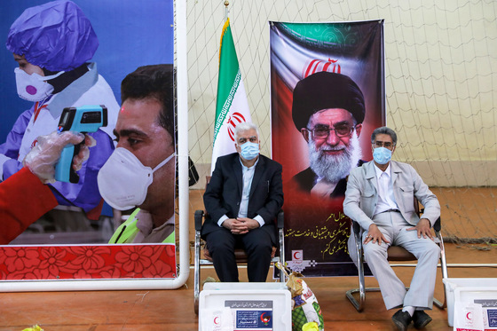 توزیع بسته های معیشتی برای بیماران خاص توسط هلال احمر