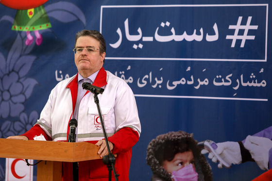 توزیع بسته های معیشتی برای بیماران خاص توسط هلال احمر