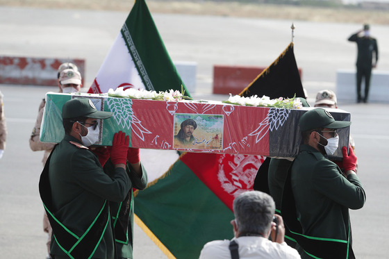 استقبال از پیکر شهید نسیم افغانی در فرودگاه شهید هاشمی نژاد مشهد‎