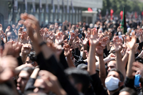عزاداری روز عاشورا در خیابان های اطراف حرم رضوی