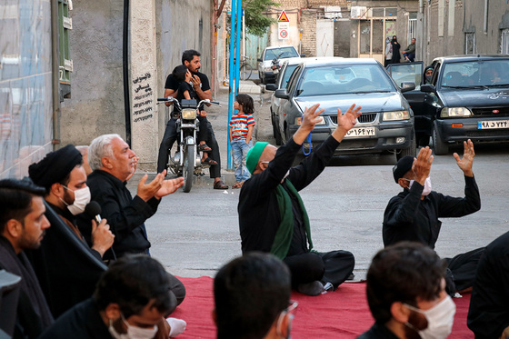  برپایی مجالس روضه مقابل منازل خانواده شهدا