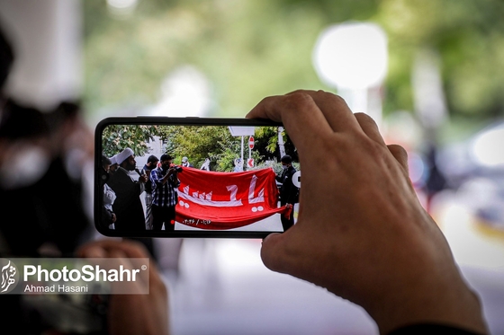 مراسم رونمایی از پرچم گنبد سیدالشهدا در میان کادر درمانی