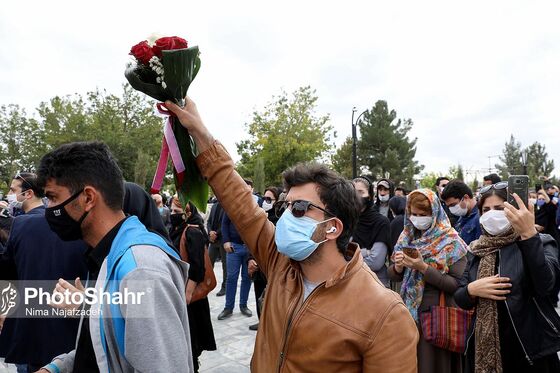 سیل جمعیت دوست‌داران استاد شجریان در آرامگاه فردوسی