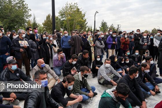 سیل جمعیت دوست‌داران استاد شجریان در آرامگاه فردوسی