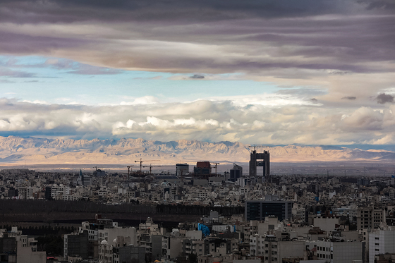 تک عکس روز | آسمان ابری مشهد