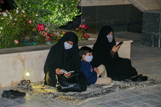 مراسم احیاء شب قدر در میدان راه‌آهن مشهد