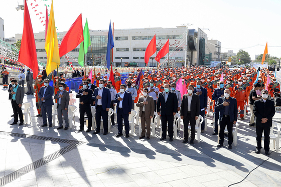 غبار روبی مسیر زائران رضوی توسط پاکبانان خدمات شهری