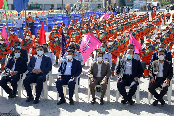 غبار روبی مسیر زائران رضوی توسط پاکبانان خدمات شهری