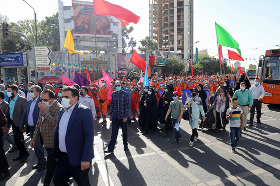 غبار روبی مسیر زائران رضوی توسط پاکبانان خدمات شهری