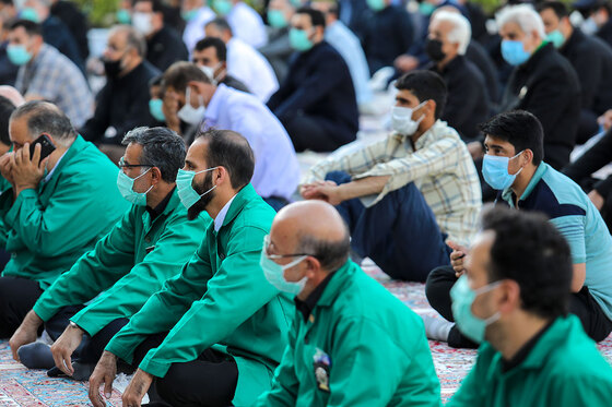 اهتزاز پرچم عزای حسینی بر فراز گنبد حرم رضوی