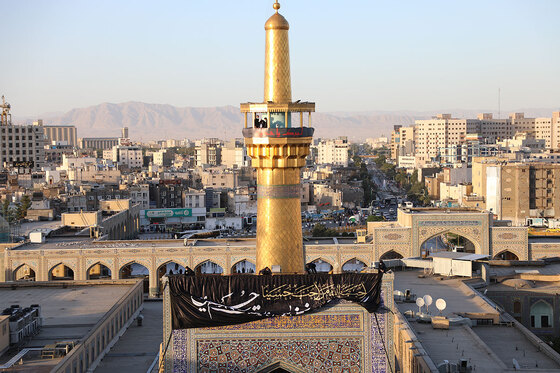 اهتزاز پرچم عزای حسینی بر فراز گنبد حرم رضوی