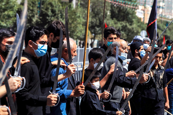 عزاداری روز عاشورا در خیابان های اطراف حرم رضوی