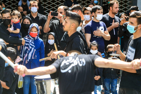 عزاداری روز عاشورا در خیابان های اطراف حرم رضوی