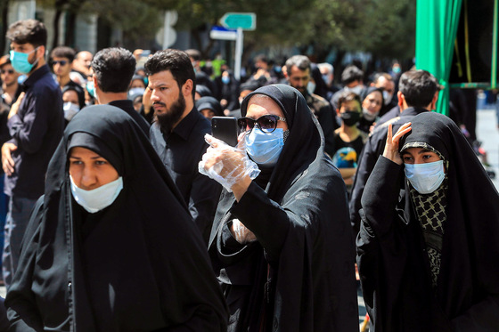 عزاداری روز عاشورا در خیابان های اطراف حرم رضوی