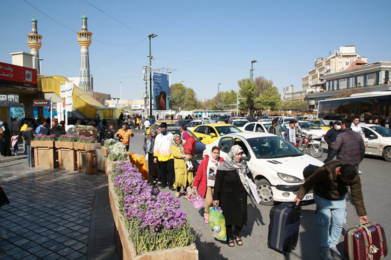 حضور زائران در خیابانهای اطراف حرم مطهر رضوی