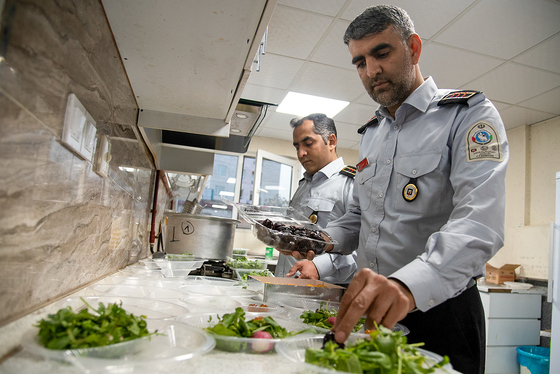 افطار با آتش نشانان