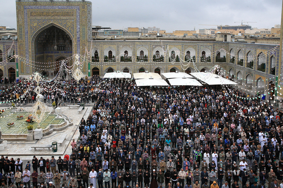 اقامه نماز عید فطر در حرم مطهر رضوی‎
