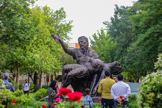 رونمایی از مجسمه « رستم و سهراب »