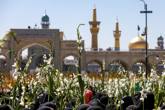 گلباران حرم مطهر رضوی در روز میلاد حضرت معصومه (س)