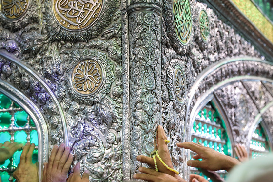 گل آرایی ویژه ولادت حضرت امام رضا (علیه السلام) در روضه منوره رضوی