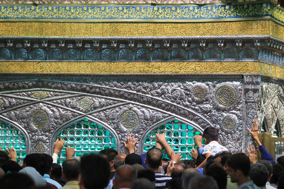 گل آرایی ویژه ولادت حضرت امام رضا (علیه السلام) در روضه منوره رضوی