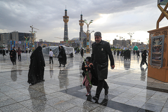 گلباران حرم مطهر رضوی در شب میلاد امام رضا(ع)