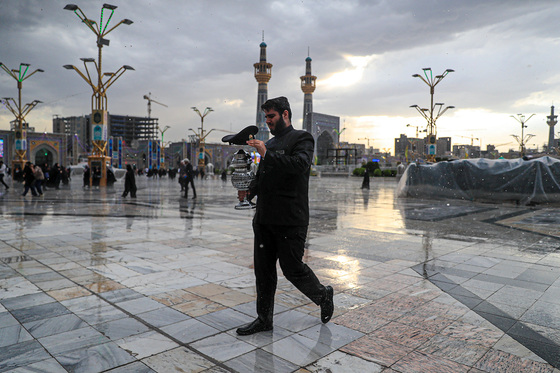 گلباران حرم مطهر رضوی در شب میلاد امام رضا(ع)