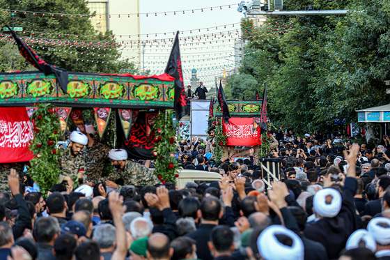 تشییع پیکر مطهر 5 شهید مدافع حرم در مشهد