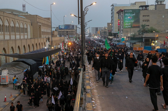 زائران پیاده اربعین در مسیر کربلا