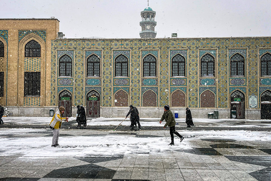 بارش اولین برف پاییزی در حرم مطهر رضوی 