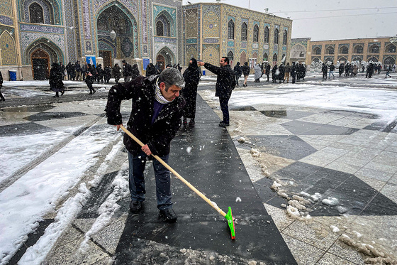 بارش اولین برف پاییزی در حرم مطهر رضوی 