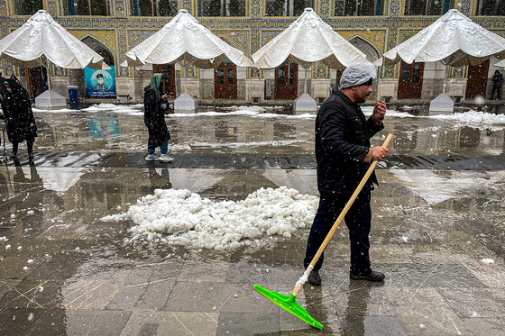 بارش اولین برف پاییزی در حرم مطهر رضوی 