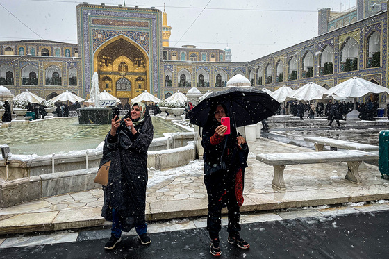 بارش اولین برف پاییزی در حرم مطهر رضوی 