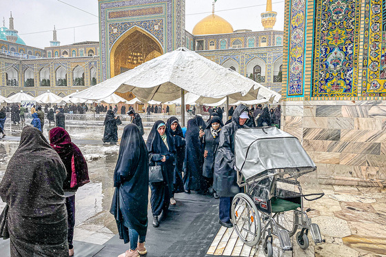 بارش اولین برف پاییزی در حرم مطهر رضوی 