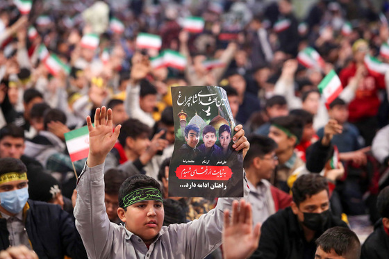 زيارت نوجوانان مشهدی به نيابت از شهداي نوجوان حادثه تروريستی شاهچراغ