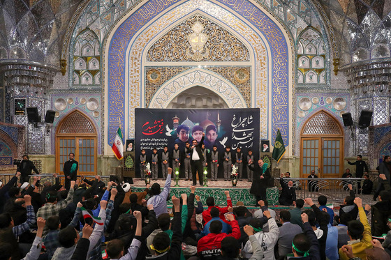 زيارت نوجوانان مشهدی به نيابت از شهداي نوجوان حادثه تروريستی شاهچراغ