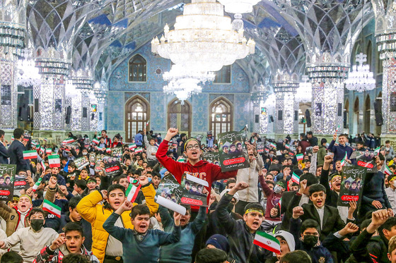 زيارت نوجوانان مشهدی به نيابت از شهداي نوجوان حادثه تروريستی شاهچراغ