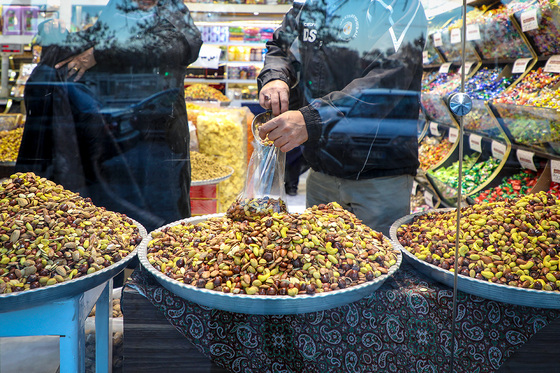 بازار میوه و آجیل در آستانه شب یلدا
