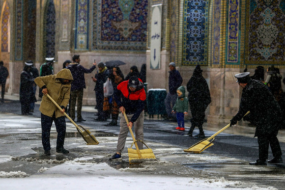 بارش برف در حرم مطهر رضوی