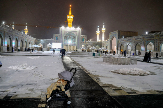 بارش برف در حرم مطهر رضوی