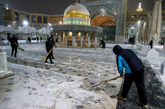 بارش برف در حرم مطهر رضوی
