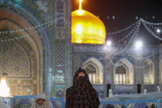 آیین معنوی اعتکاف در حرم امام رضا (ع)