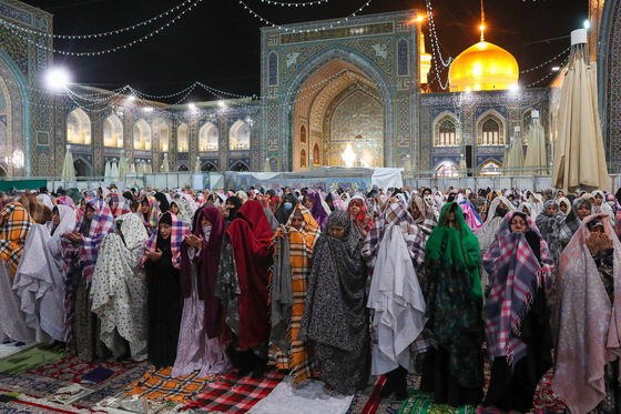 آیین معنوی اعتکاف در حرم امام رضا (ع)