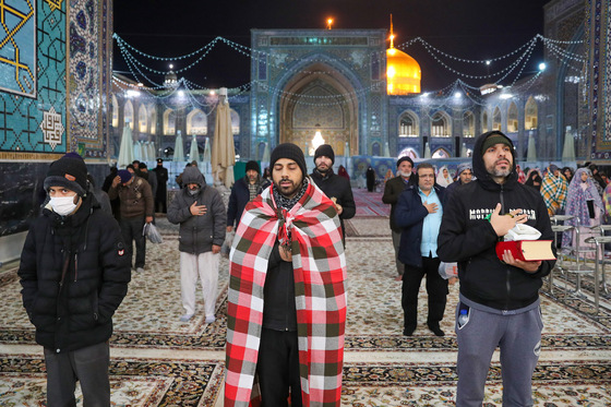 آیین معنوی اعتکاف در حرم امام رضا (ع)